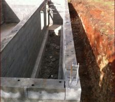 Descente vers la cave, il va falloir pr&eacute;voir une protection au bout. On voit la fen&ecirc;tre et la porte au fond.