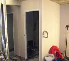 Petit couloir au depart du coin cuisine, avec porte du cellier, puis du wc, puis salle de bain