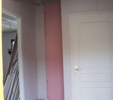 Depuis la porte d'entrée, le sas, devant la porte d'escalier qui descend au garage, a gauche, la porte qui donne ds la piece a vivre