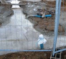 Le fourreau bleu en place pour revevoir le reseau d eau .