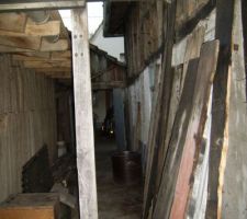 Destruction du toit entre la grange et le petit schopf