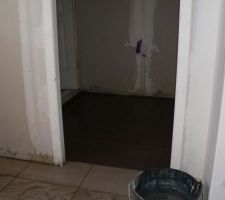 Le carrelage chocolat de la salle d'eau de l'&eacute;tage.