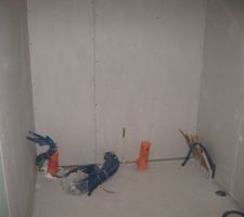 Le futur cellier/buanderie avec B.E.C tableau elec ...