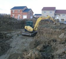 Deux jours de travaux, mais seulement un de terrassement.
Efficace cette petite pelle !