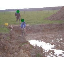 On vide l'eau avec une pompe