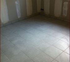 Le carrelage avec les joints (presque) secs.