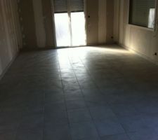 Le carrelage avec les joints (presque) secs.