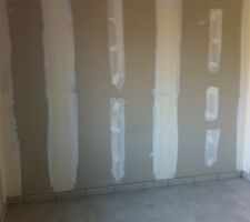 Le carrelage avec les joints (presque) secs.