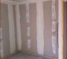 Le carrelage avec les joints (presque) secs.