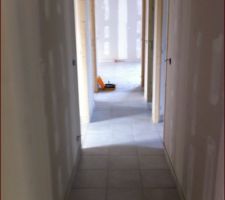 Le carrelage avec les joints (presque) secs.