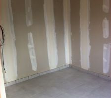 Le carrelage avec les joints (presque) secs.