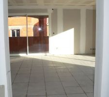 Vue depuis l'arcade de l'entr&eacute;e sur le s&eacute;jour