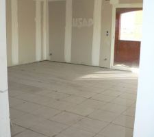 Vue sur le s&eacute;jour depuis l'entr&eacute;e