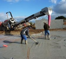 Le béton doit couler également sous le treillis. L'outil utilisé a un crochet qui facilite cette opération.