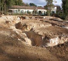 Terrassement: aie, beaucoup de rochers; heureusement, on paye le terrassier au forfait et pas &agrave; l'heure de brise roche!