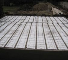 Pose des poutrelles et du hourdis en polystirène en attende coulage de la dalle