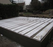 Pose des poutrelles et du hourdis en polystirène en attende coulage de la dalle