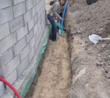 Le sable recouvre les gaines et le PVC