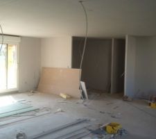 Vue sur l'entr&eacute;e et le couloir. A droite la cuisine, &agrave; gauche le salon.