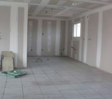 La cuisine carrel&eacute;e avec les r&eacute;servations pour l'ilot.