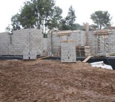 Ils ont bien avancé :les murs du rdc sont presque finis