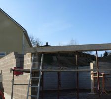 Pr&eacute;paration du coffrage pour le linteau de la porte du garage