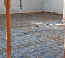 Le sol est f&eacute;raill&eacute;, pret &agrave; recevoir le b&ecirc;ton