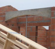 Le porche d'entrée décoffré.