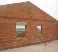 Pignon côté nord.La fenêtre de la chambre de Mehdi et la petite ouverture est celle de la salle de bain