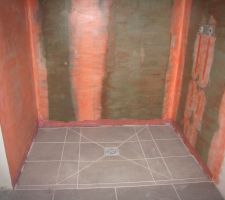 Pr&eacute;paration pour l'&eacute;tanch&eacute;it&eacute; des c&ocirc;t&eacute;s de la douche
