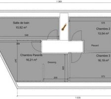 Voici le premier plan de l'étage avec 3 chambres et 1 salle de bain (comprenant baignoire et WC).