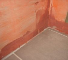 Les bandes qui remontent du dessous du receveur jusqu'au mur