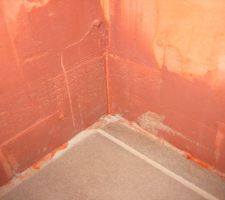 Gros plan sur les bandes qui remontent du dessous du receveur sur les murs et je pensais faire revenir les bandes que je vais appliquer ds chaque angle des murs dessus.
