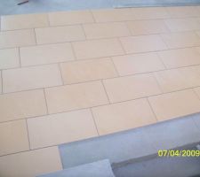 Carrelage en cours dans la salle de jeux