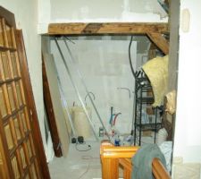 Entrée de la salle de bain, pose de la porte