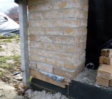 Fa&ccedil;ade &agrave; refaire: joints &eacute;pais, liss&eacute;s au doigts etc...