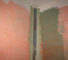 Pose de la bande d'armature avec renfort &eacute;lastom&egrave;re sur l'angle du mur