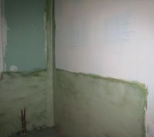 Pose de la bande d'armature et de l'enduit d'&eacute;tanch&eacute;it&eacute; dans le coin baignoire