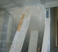 Dans le vs, habillage sous les escaliers