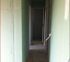 Couloir coin nuit, 3 chambres, sdb et wc