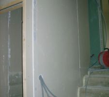 Cloison autour des escaliers