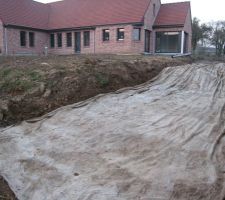 Terrassement et pose du géotextile avant de mettre les cailloux demain