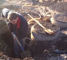 Notre gentil futur voisin qui nous a fait notre trou pour le compteur d'eau!! merci!!!