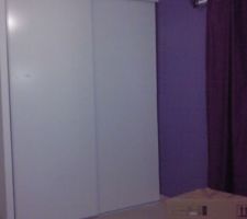 Chambre K
portes de placard pos&eacute;es
manque a coller les miroirs
