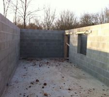 Int&eacute;rieur cave, vue porte et fen&ecirc;tre