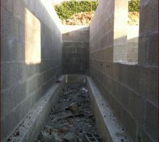 Vue du bas de la pente vers la cave