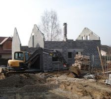 Vue maison face Nord. Il commence à remettre en place la terre autours de la maison