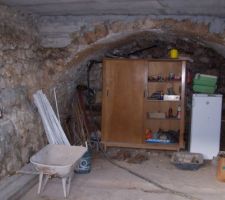 Le futur coin salon, avec la voute en pierre qui va etre conservée, ainsi que la mangoire en pierre pour les vaches(au fond derriere l'armoire)