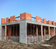 L'étage monte. On voit bien le mur que j'ai rajouté à l'ouest orienté nord afin de couper du vent le coté cuisine / bbq ;)