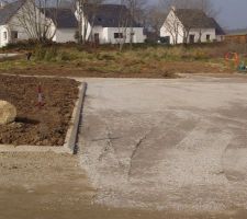 Vue Est du terrain avec parking devant